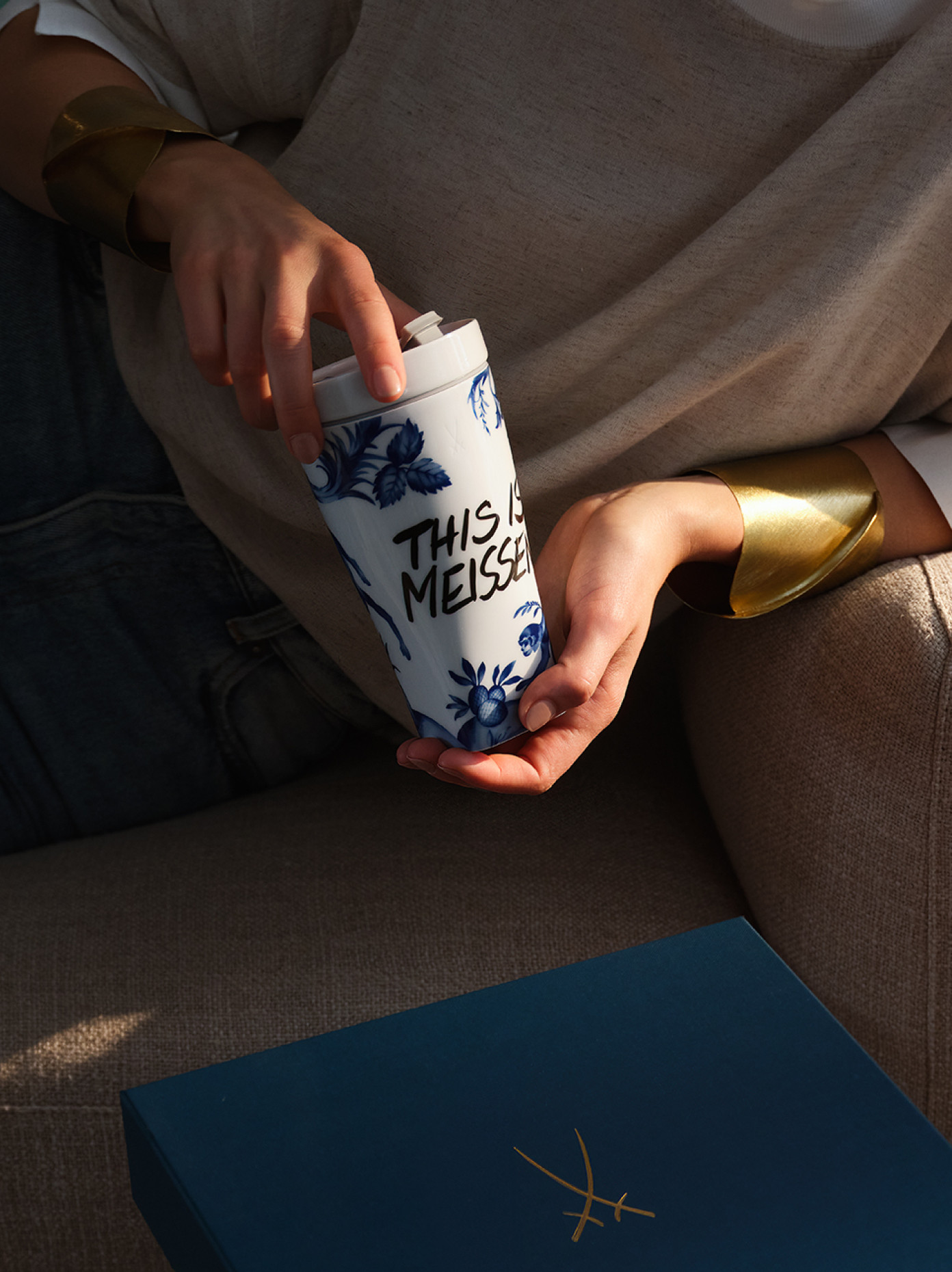 MEISSEN Coffee-to-go Becher in einer Hand