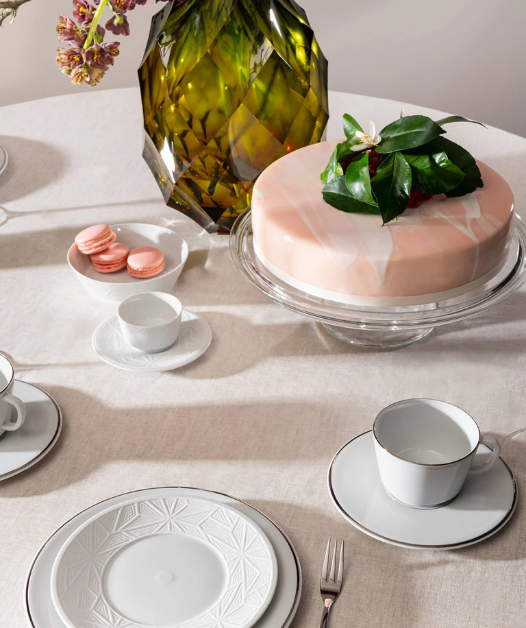 Kaffeetafel mit Porzellan, Kuchen und Blumen
